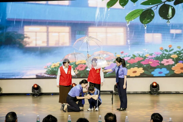 检爱同行 向阳生长① | 法治阳光，照亮少年的“六一”